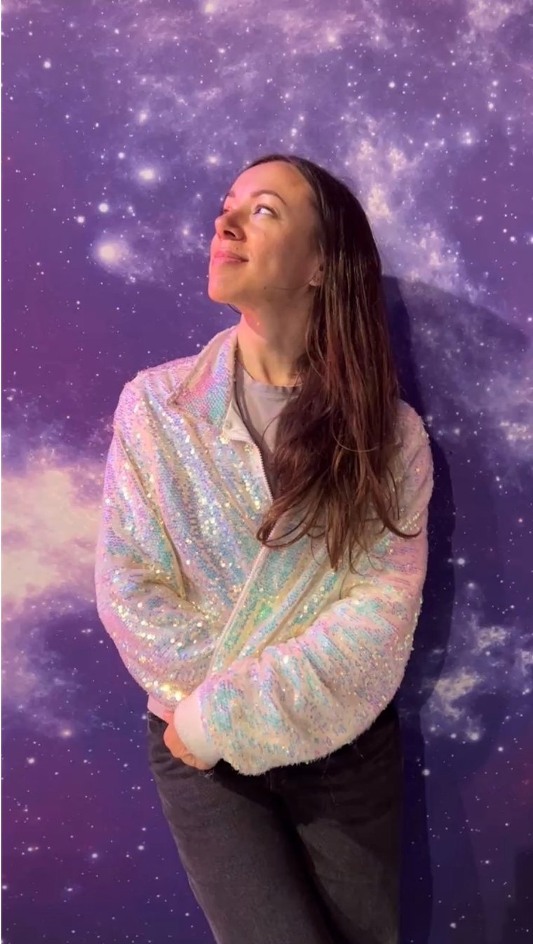 Viviana su uno sfondo di galassia viola